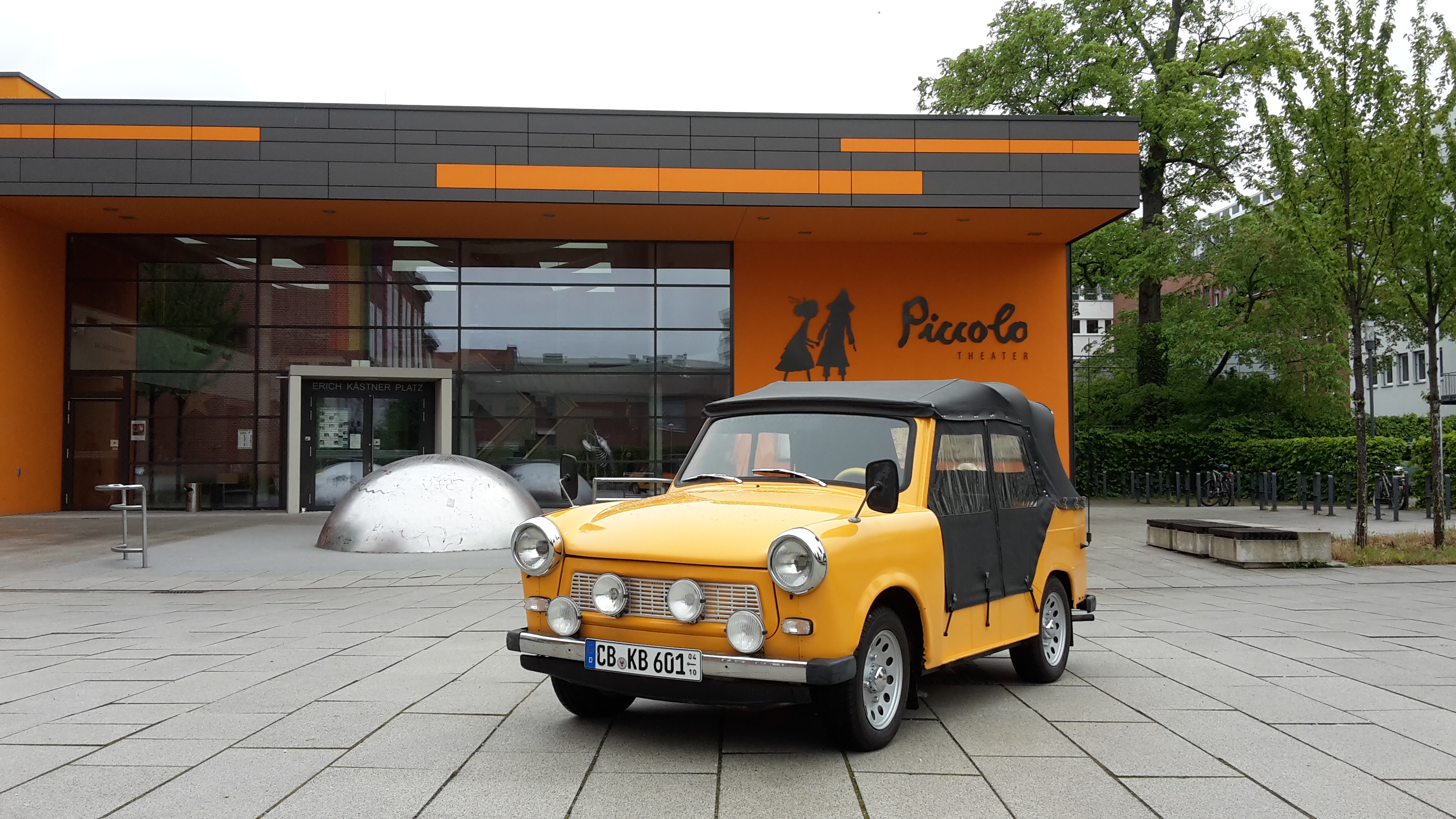 Gelber Kuebel am Piccolo Theater