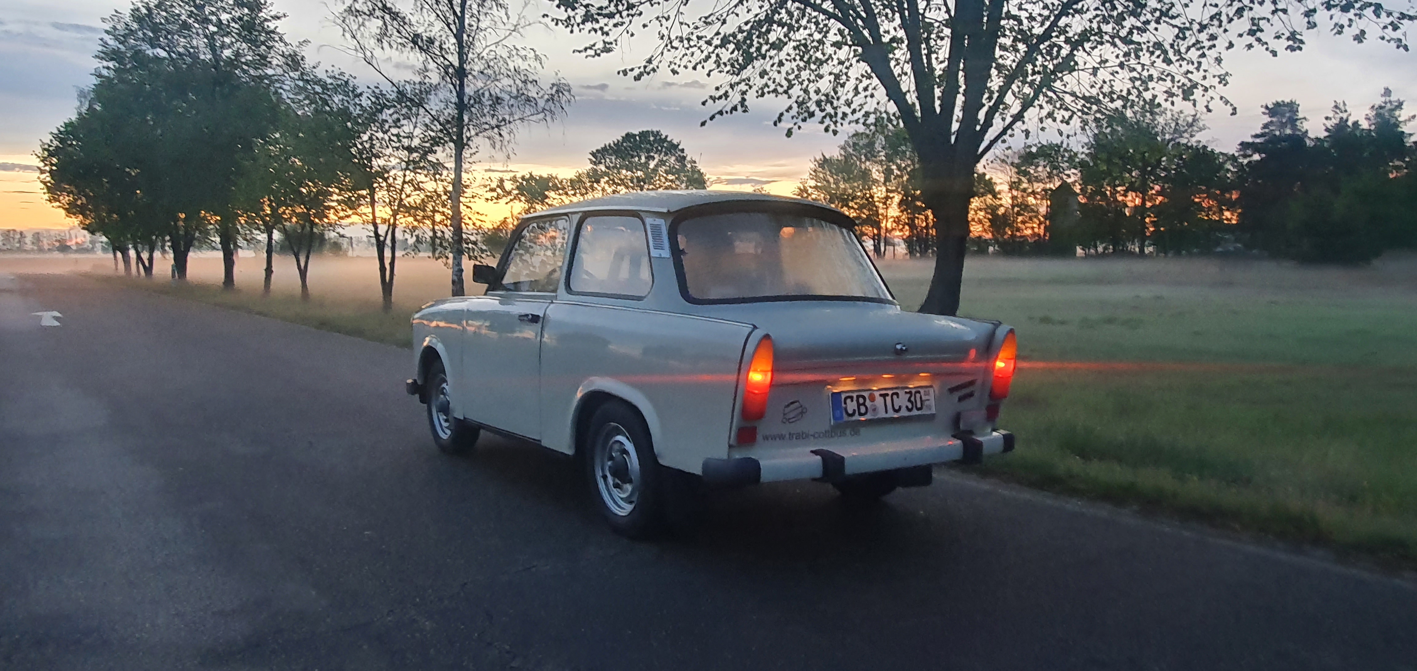 Trabi bei Abenddaemmerung
