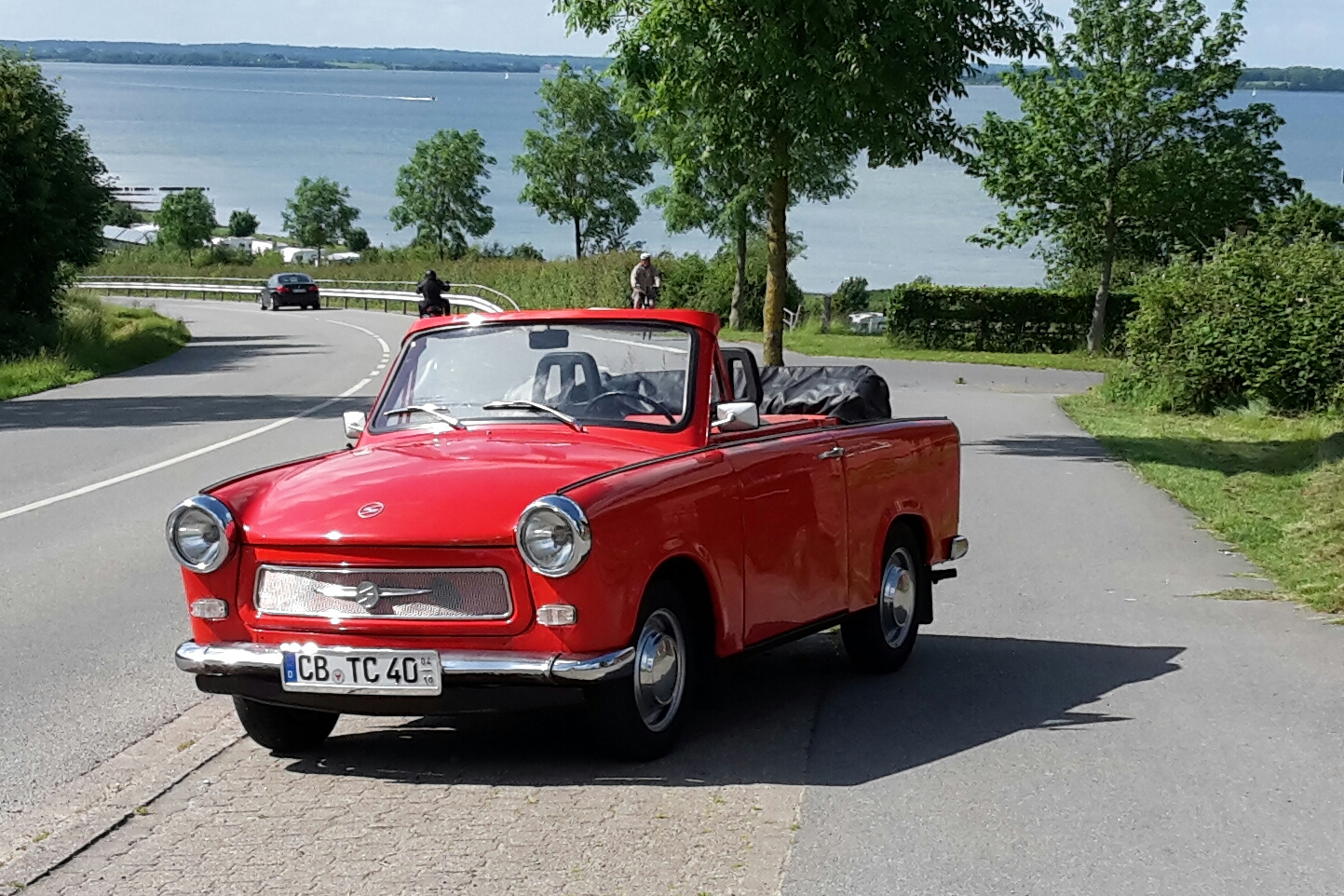 Rotes Cabrio an der Kueste