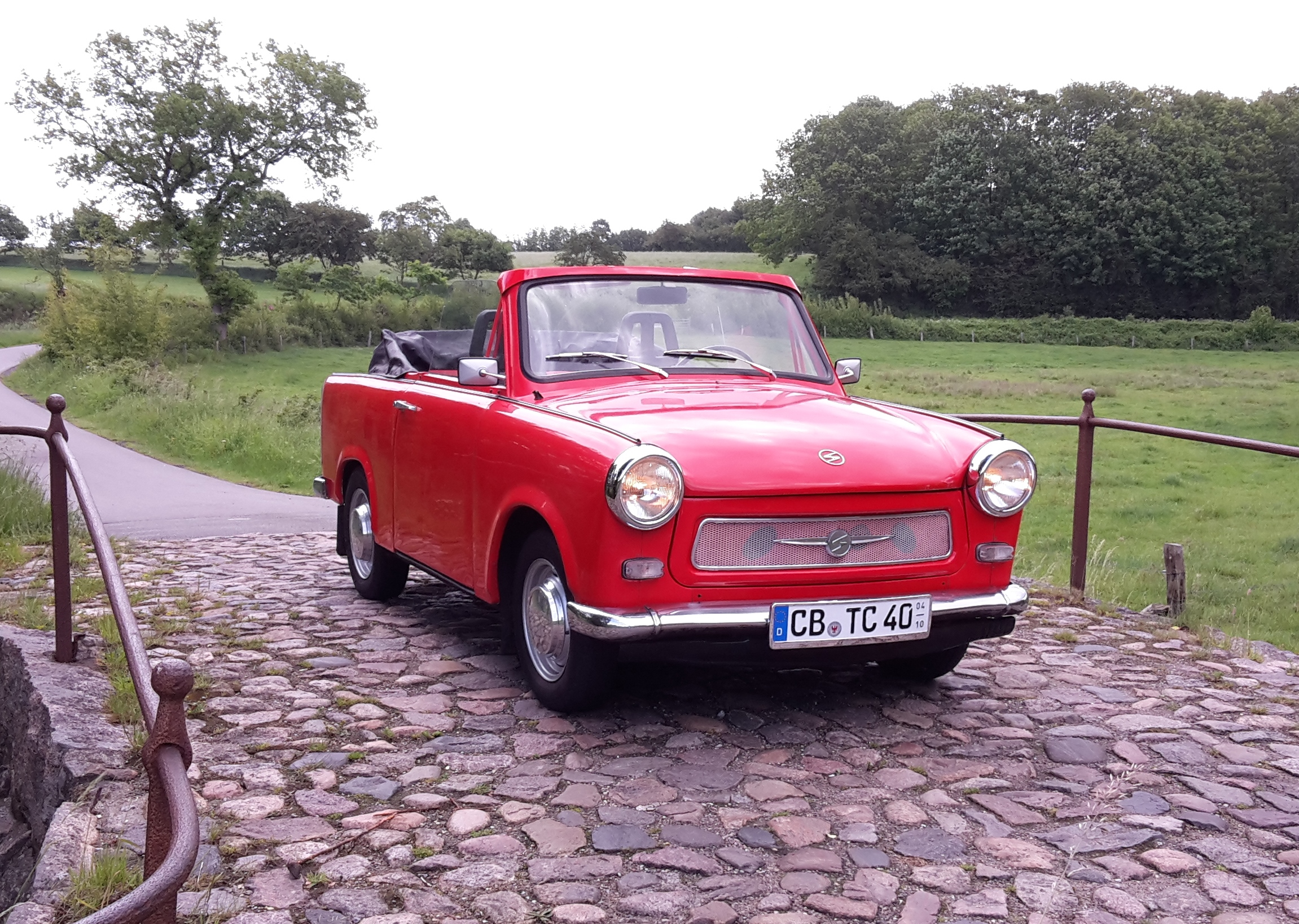 Rotes Cabrio auf Kopfsteinpflaster